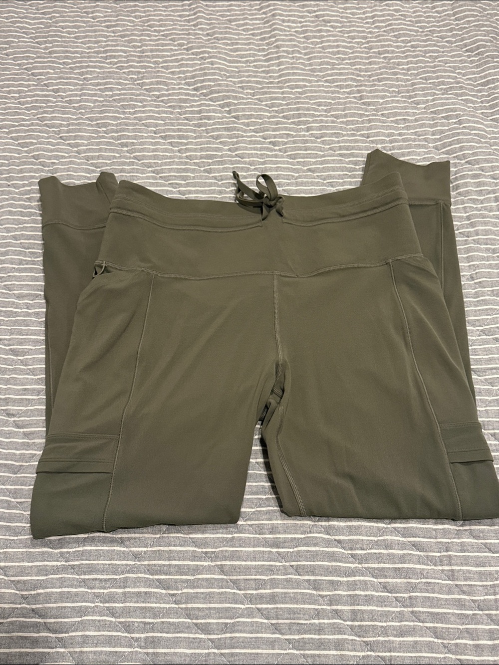 Athleta Salutation Cargo Tight Leggings in Olive Green